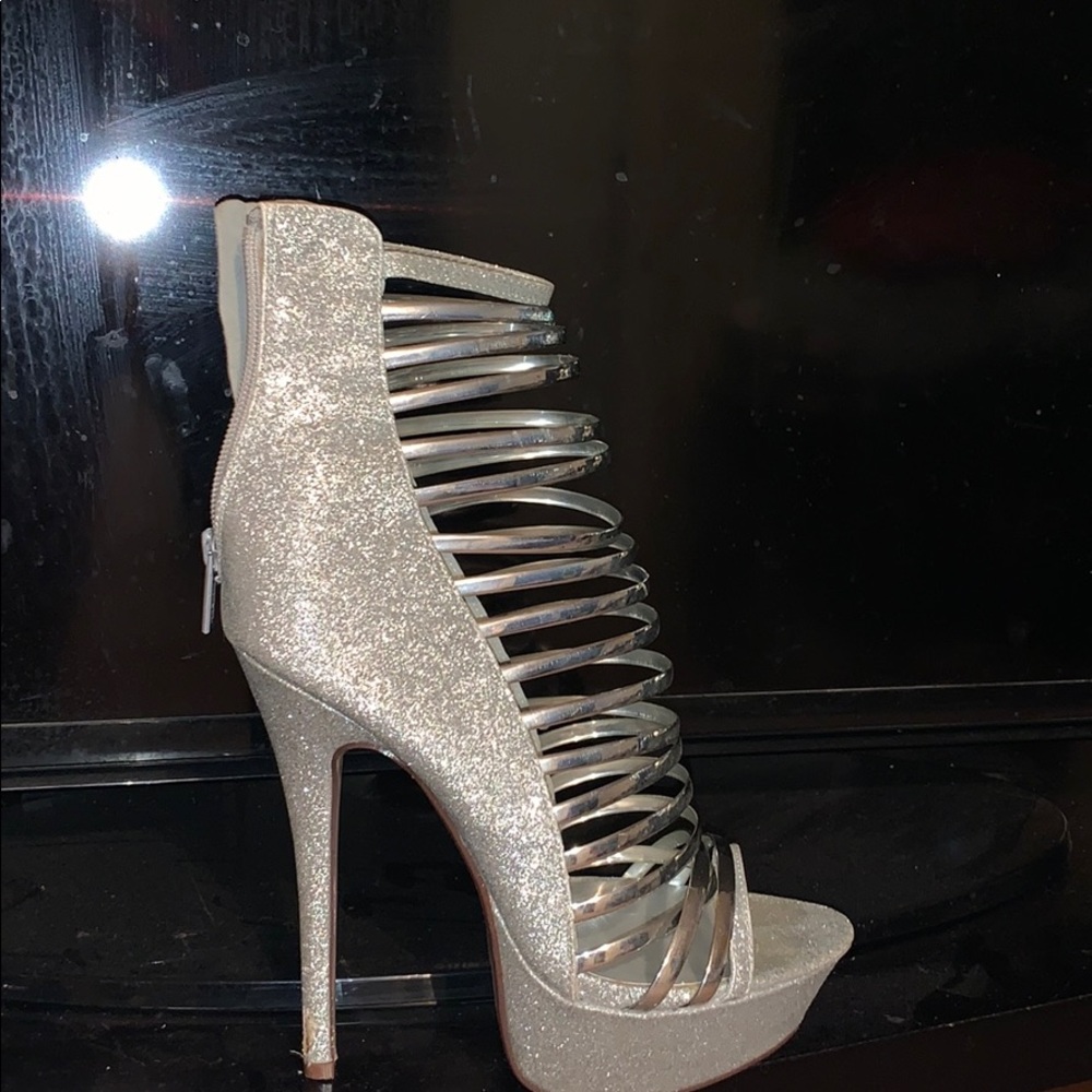 SIZE 9 SILVER/GLITTERED HEELS.